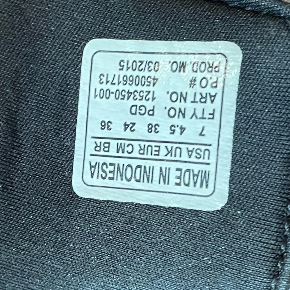 Under Armour Size 7 Slip on slides Black and White - Picture 3 of 3